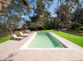 Spyrelia Villa with Private Pool & Outdoor Hot Tub, viešbutis mieste Dassia