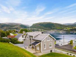 Hardangerfjord View - luxury fjord-side holiday home, alojamento para férias em Øystese