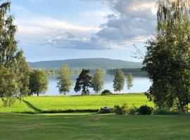 Idyllic Dalarna farmhouse at the lake, hotell i Leksand