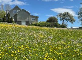 Secluded Holiday Home, With private beach, hotell i Ålesund