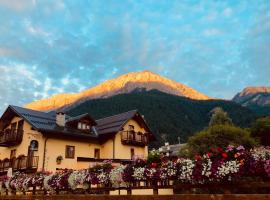 HOTEL LA GINESTRA: Cesana Torinese şehrinde bir otel