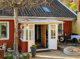 Pet Friendly Home In Västra Tunhem With Sauna, hotel a Västra Tunhem