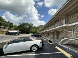 Kampus Inn by OYO Gainesville - University Area, hotel near Gainesville Regional Airport - GNV, Gainesville