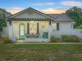 Barefoot Bungalow - Private Beach Access, Dog-Friendly, 1940s Home 1 Block to Beach, FREE Daily Activities!, bungalou din Panama City Beach