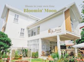 Bloomin' Moon hostel & cafe, Chiang Mai Old Town, hostal en Chiang Mai