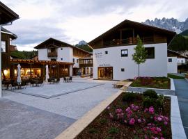 Zin Senfter Residence – hotel w mieście San Candido