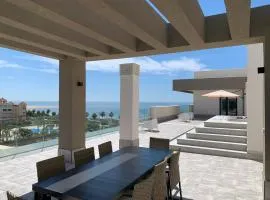 Penthouse with wide terrace next to the ocean