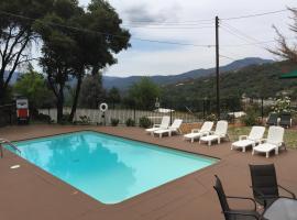 Mountain Trail Lodge and Vacation Rentals, chalé alpino em Oakhurst