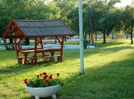 Szegedi Partfürdő Kemping és Apartman, glamping site in Szeged