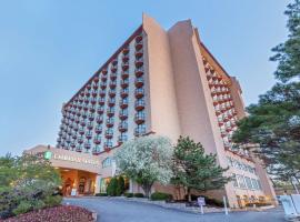 Embassy Suites by Hilton Kansas City Plaza, מלון ב-Country Club Plaza Area, קנזס סיטי