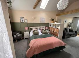 Cute Studio with kitchen, patio and free parking, hotel v destinaci Worthing