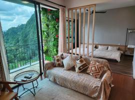 Unique Boho Style Condo with NETFLIX for up to 5PAX - Enjoy Mountain View while swimming at the Infinity Pool & Natural Hotspring Pool, 2mins walk to the Lost World of Tambun, Water Themepark at IPOH，怡保的度假住所