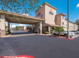 Comfort Inn & Suites Las Vegas - Nellis, хотел в Лас Вегас