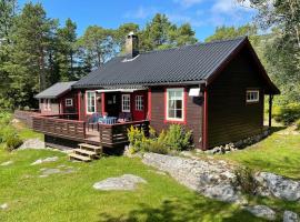 Sjarmerende hytte omgitt av vakker natur, hotel u gradu Molde