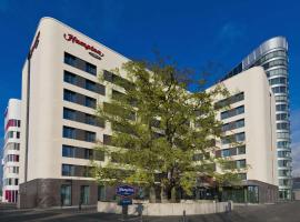 Hampton By Hilton Frankfurt Airport, hotelli Frankfurt am Mainissa