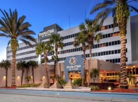 DoubleTree by Hilton Hotel Jacksonville Airport, מלון ליד נמל התעופה הבינלאומי ג'קסונוויל - JAX, 