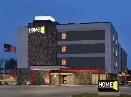 Home2 Suites By Hilton Leavenworth Downtown: Leavenworth şehrinde bir otel