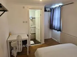 Close To Tower Bridge Central London - 4 Bedroom House - 3 Bathrooms - Free Parking 3 Cars - Sleep 9