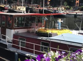 Spacious homely house boat, hotell i Amsterdam