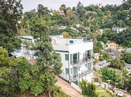 Luxury retreat with rooftop, hot tub & views