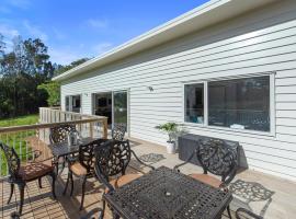 The Whitehouse - Lepperton Holiday Home, hotel di New Plymouth