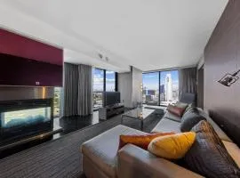 Huge Modern Luxury 17 Floor Panoramic Corner Suite with OPEN BALCONY