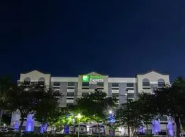 Holiday Inn Express and Suites Fort Lauderdale Airport West, an IHG Hotel