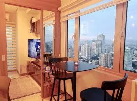 Cozy Penthouse 2BR Suite w Balcony - Amazing Manila Bay View and City Skyline near MOA