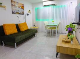 דירת יהלום חדשה ומודרנית 5 דקות נסיעה מהים, hotel in Ashkelon