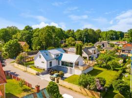 Hyr villa i Stenhuggeriet nära till både hav och golf, hotel u gradu Halmstad