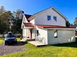 Riverfront Cosy Villa in Luleå, villa i Luleå