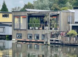 NOVA Houseboat DELUXE Free Bikes, hotell i Amsterdam