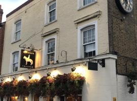 The Windsor Trooper Pub & Inn، فندق في ويندسور