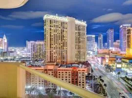 Lucky Gem Penthouse & Luxury Suites at Signature Resort, Balcony Strip View 1607