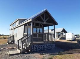 091 Star Gazing Tiny Home near Grand Canyon South Rim Sleeps 8, hotel em Valle