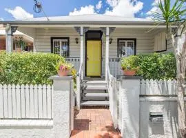 Fernberg Cottage - Sunny Queenslander Charm