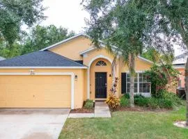 5 bedroom, 7 bed , 3 bathroom Midterm Rental Home with Pool and Game room, near Disney