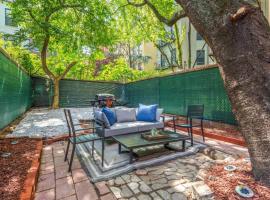 Newly Renovated 2BR w Rare Private Backyard and BBQ, hotel sa New York