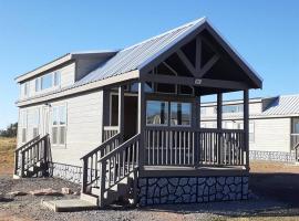 092 Star Gazing Tiny Home near Grand Canyon South Rim Sleeps 8, hotel em Valle