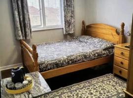 Deluxe Double Bed With Private Mordern Shower & Smart TV, hotel u gradu 'Clydebank'