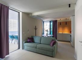 Aparthotel Zefiro com design, large terrace, bike, near beach and thermal, ξενοδοχείο στο Γκράντο