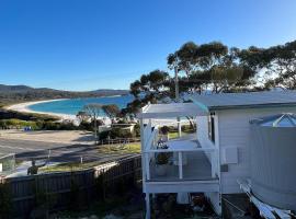 PIPI SHACK - iconic waterfront shack Binalong Bay, hotell i Binalong Bay