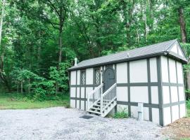 Tiny Home Cottage Near the Smokies #7 Tilly, hotel in Sevierville