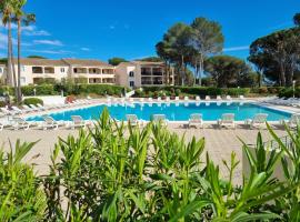 Studio 4P vue piscine St Raphaël Valescure - Au cœur des Golfs โรงแรมในแซ็งต์-ราฟาเอล