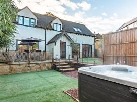 Cotswold holiday let with hot tub - The Old Garage, hotell i Chipping Norton