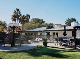 Luxury Villa, with bonus pool house, Private Pool, Hot tub, rock water fall and slide, putting green, basketball, shuffle board, play gym, privately gated on circular driveway., hotel de lux din Las Vegas