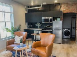 Stylish Cozy Studio in Detroit, hotel dengan parking di Detroit