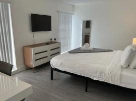 Designer River View Apartments, отель в Форт-Лодердейле