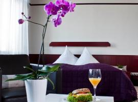 Hotel Neuer Karlshof, hotel near Baden Airport - FKB, Baden-Baden