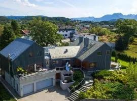 Cozy Home In Ålesund With House A Panoramic View